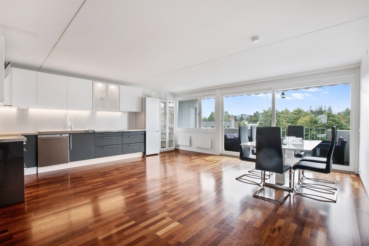 Leiligheten har en moderne og åpen planløsning med store nyere vindusflater Galleribilde