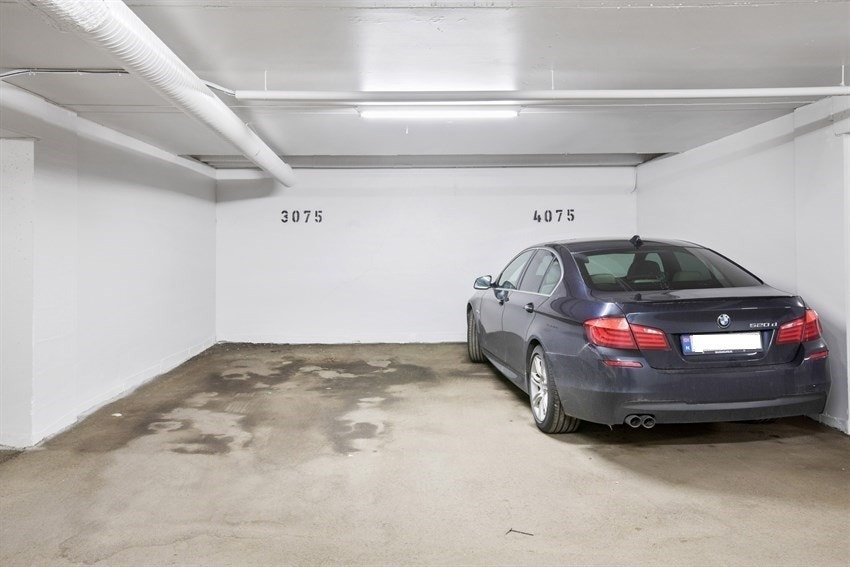 Parkeringsplass i kjeller med direkte adgang i bygget Galleribilde