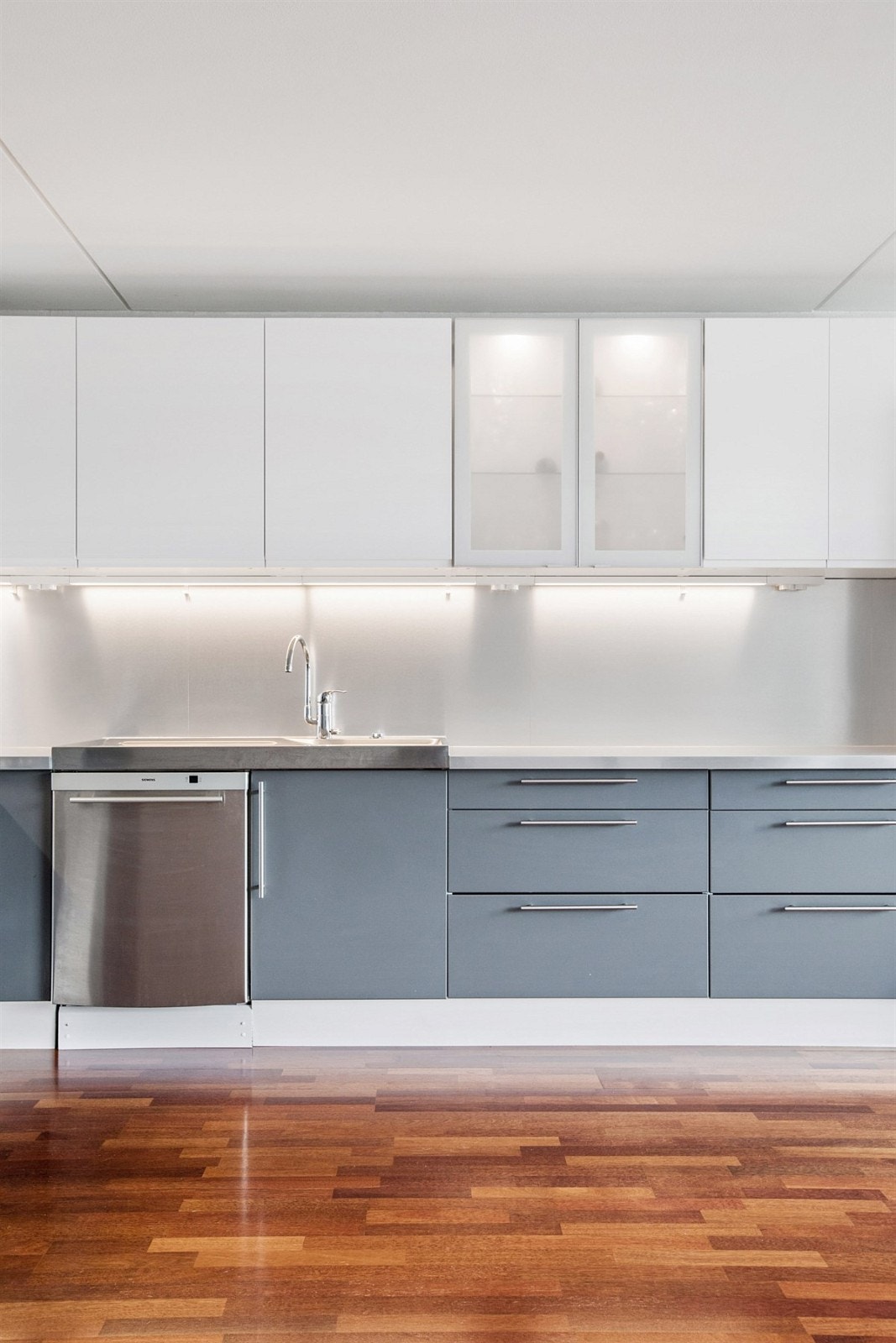 Kjøkken med moderne hvitevarer Galleribilde