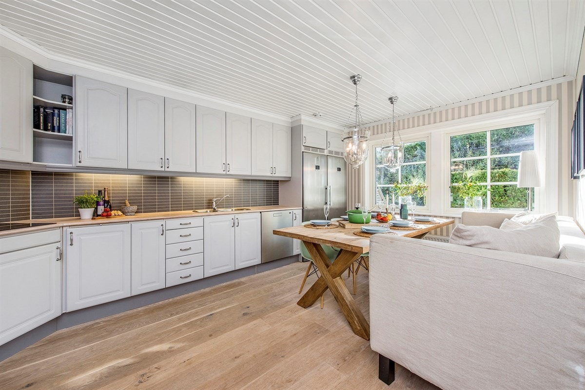 Parkett på gulv, smakfull tapet og rikelig med plass for spisebord. Galleribilde