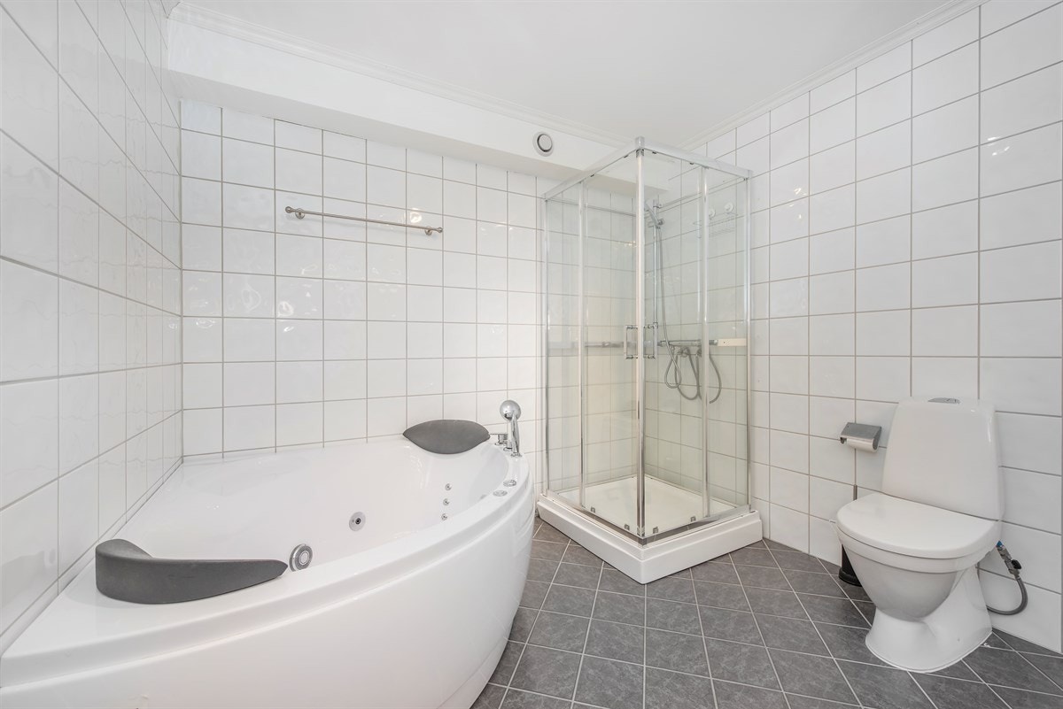 Boligen inneholder hovedbad, separat toalettrom og separat vaskerom. Galleribilde