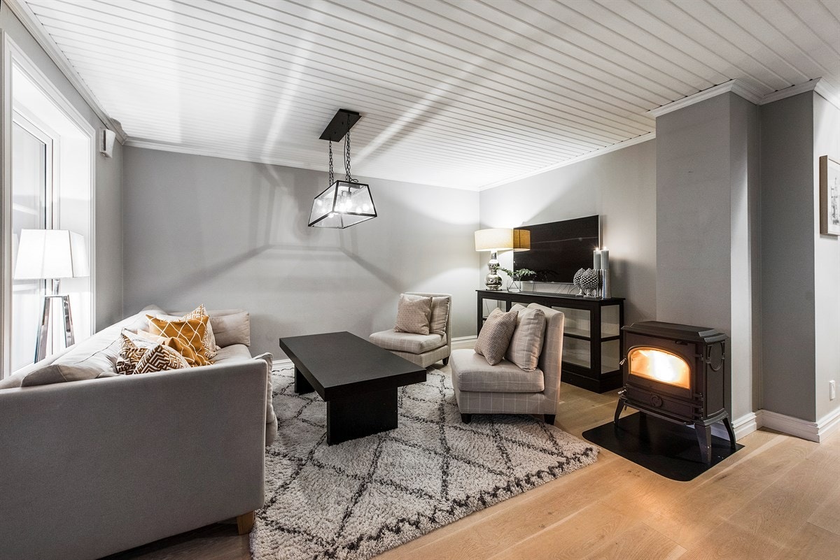 Stuen har for øvrig vedovn med glassdør for ekstra varme og hygge. Galleribilde