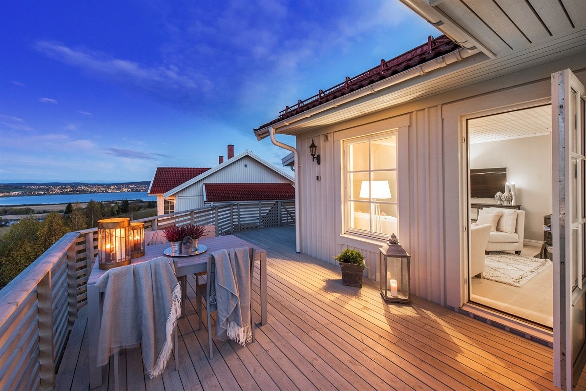 Terrassen rommer hele 36 kvm og det er godt med plass for grill og sittegrupper. Galleribilde