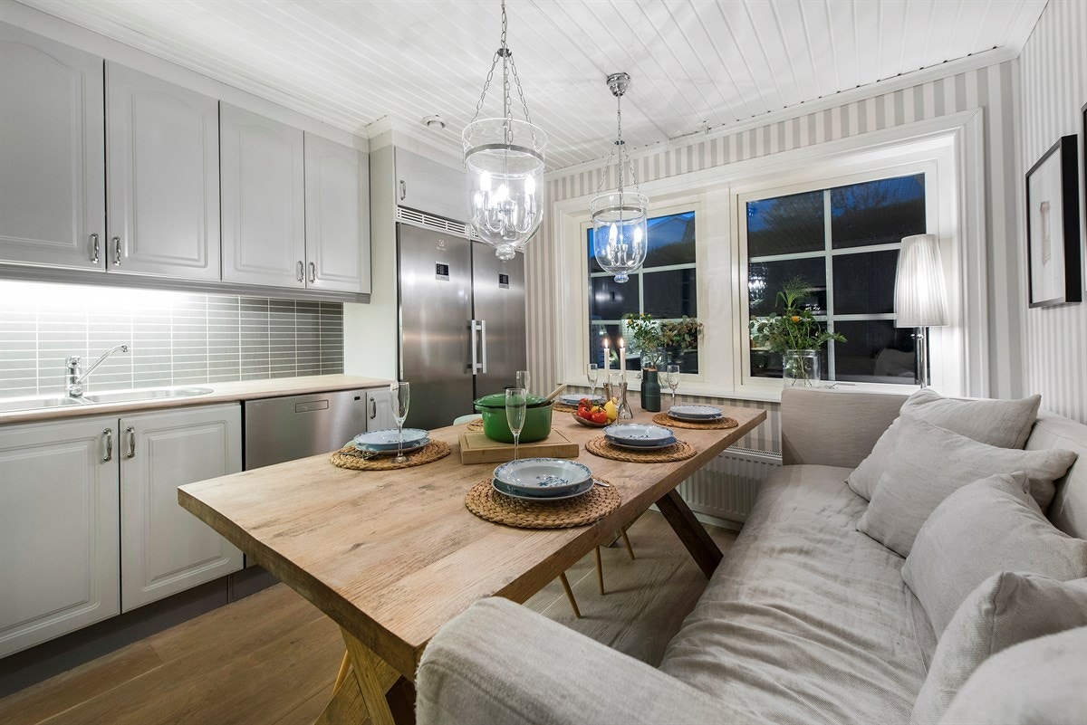 Over benken er det belysning og en grå flisplate. Galleribilde