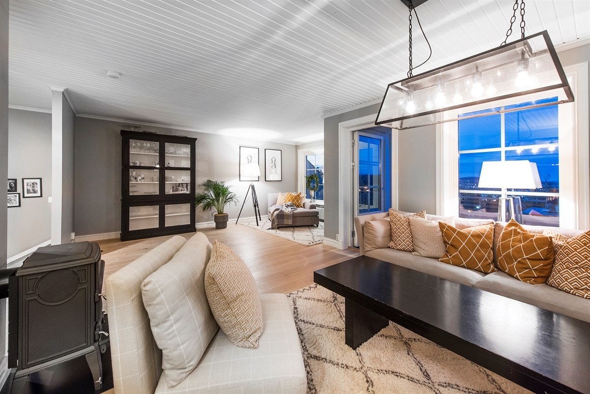 Rommet har også utgang til terrasse, hvor utsikten virkelig kommer til sin rett. Galleribilde