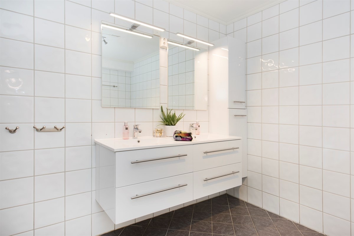 I 2017 fikk badet ny innredning, badekar og dusjkabinett. Galleribilde