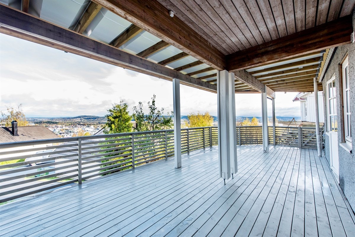 Stor og romslig terrasse med utgang fra hovedsoverom. Galleribilde
