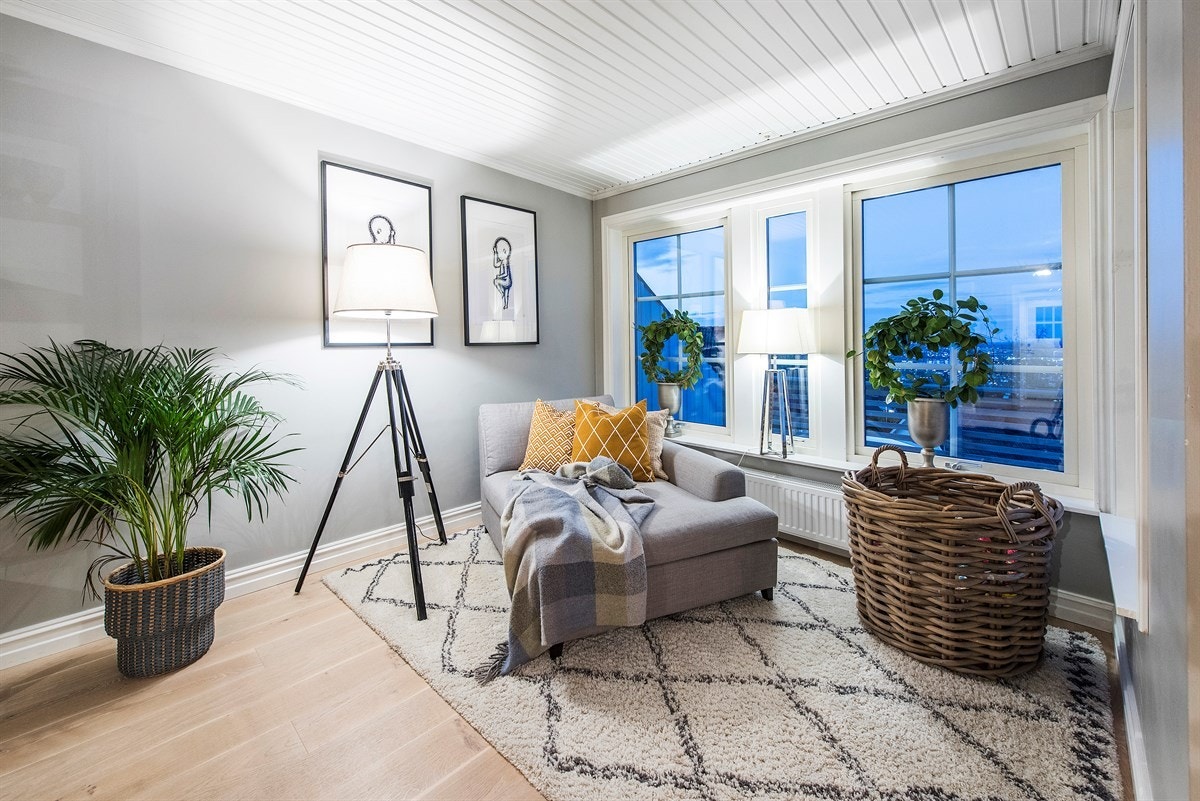 Stuen har nyere parkett på gulv og det er moderne tidsmessige farger på veggene. Galleribilde