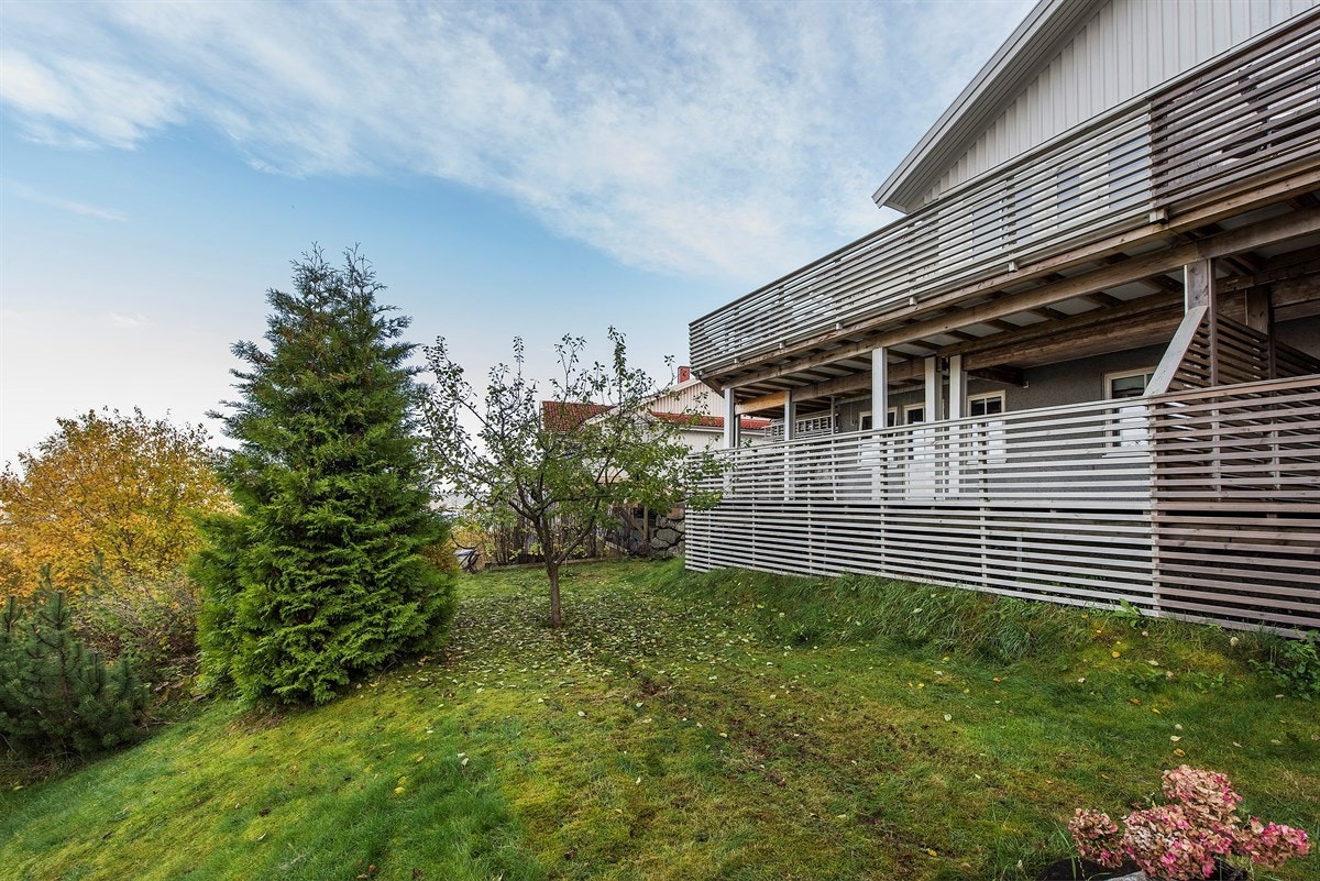 Det er kort vei til lekeplass, fotballbane, skiløyper, idrettshall og svømmehall med mer. Galleribilde