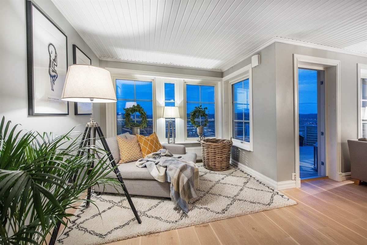 God plass for sofagruppe, tv-løsning og spisestue. Galleribilde