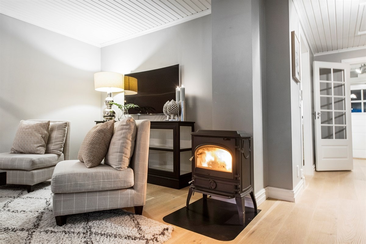 Nyt kjølige høstkvelder med knitrende fyr i peisen. Galleribilde