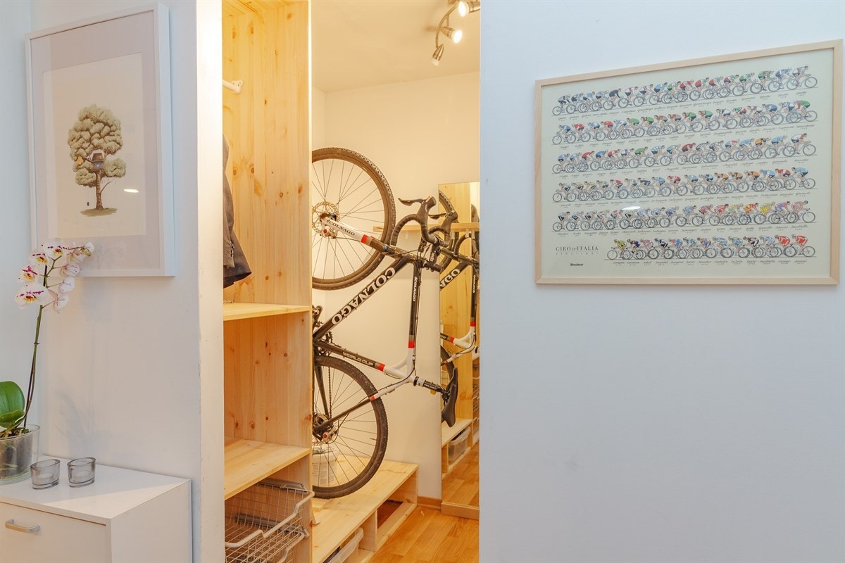 Nytt sykkelskap i gang/entrè Galleribilde