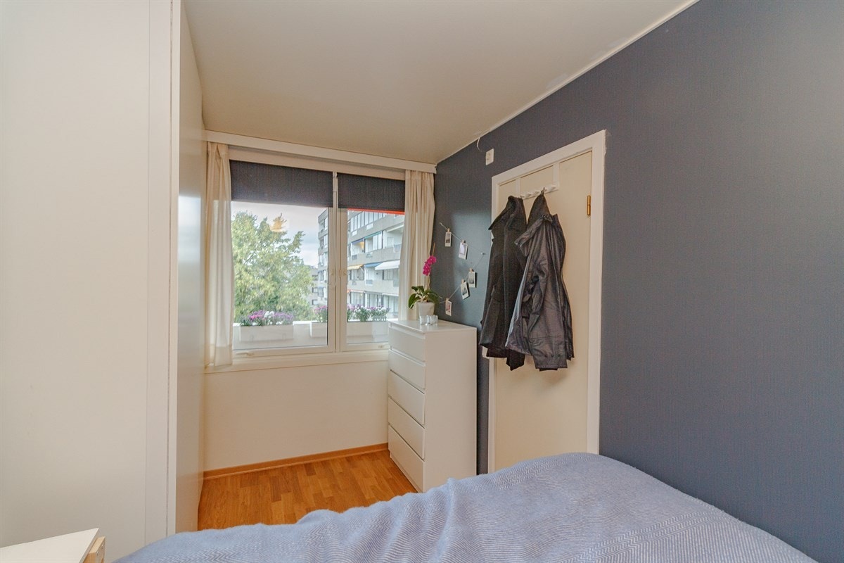 Soverom med garderobeskap Galleribilde