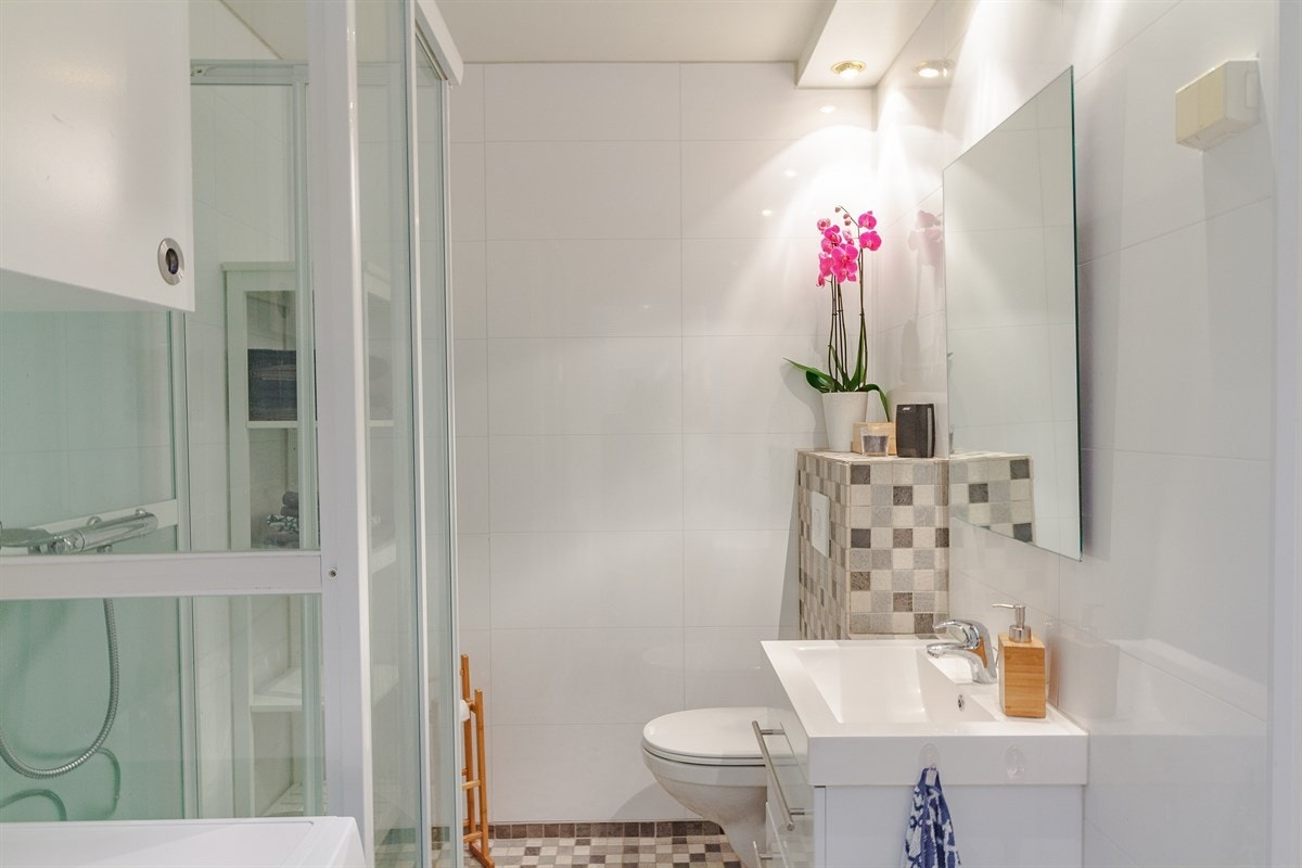 Bad med dusjkabinett Galleribilde