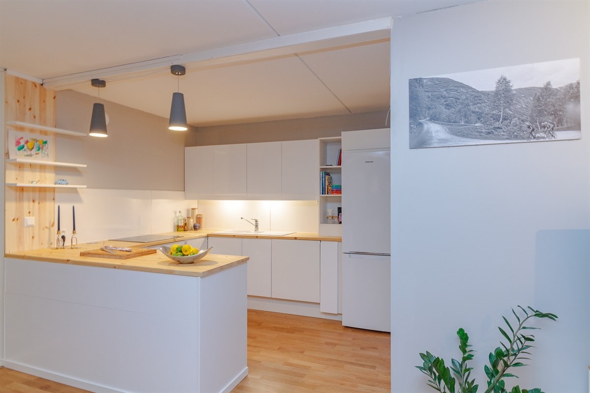 Innbydende og lyst kjøkken Galleribilde