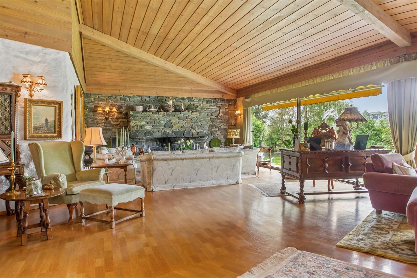 Hovedstuen har store panoramavinduer og skyvedører ut til terrasse og hage. Galleribilde