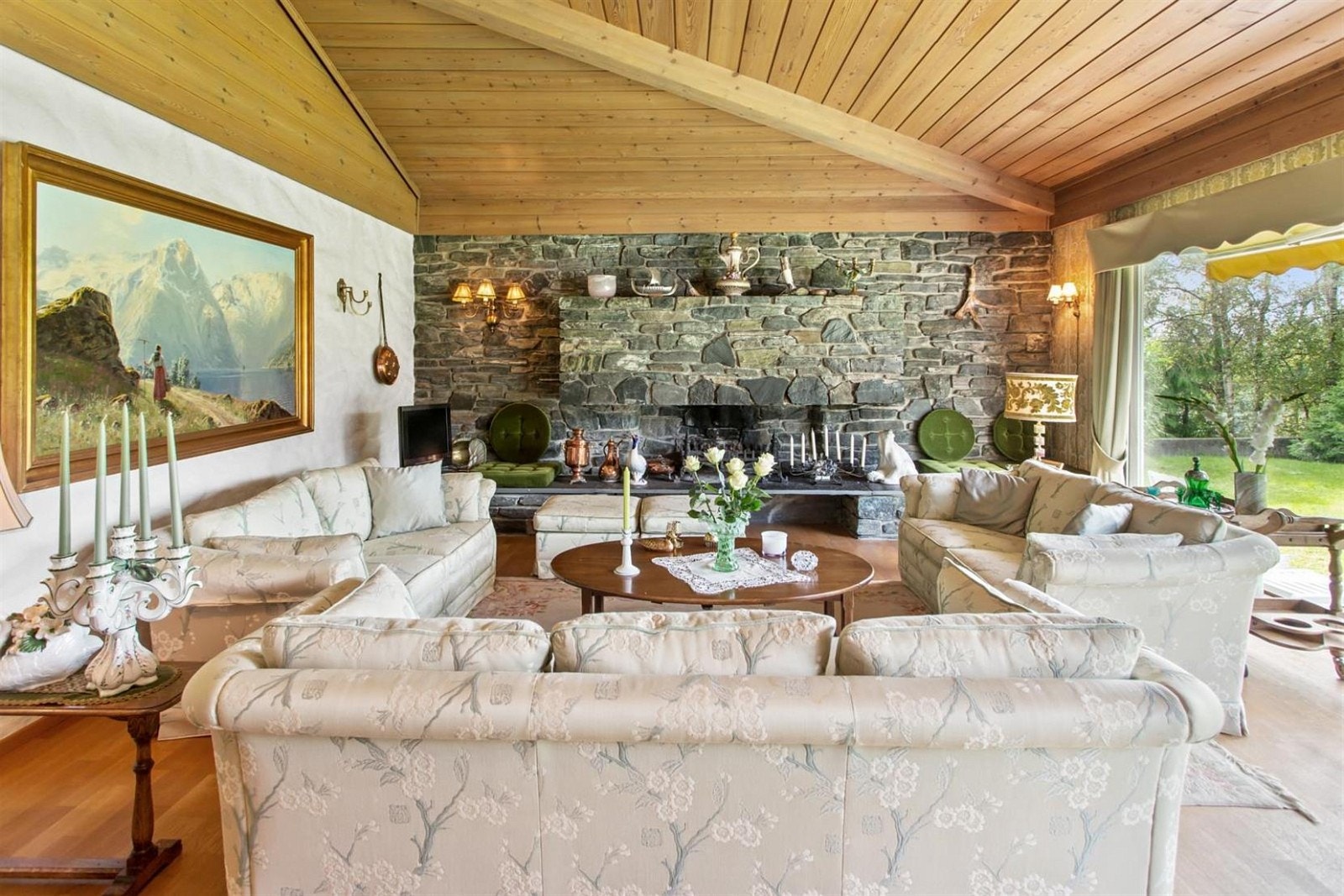 Med sjenerøs takhøyde på opp til 3,7 meter og fantastisk lysinnslipp blir romfølelsen svært god. Galleribilde