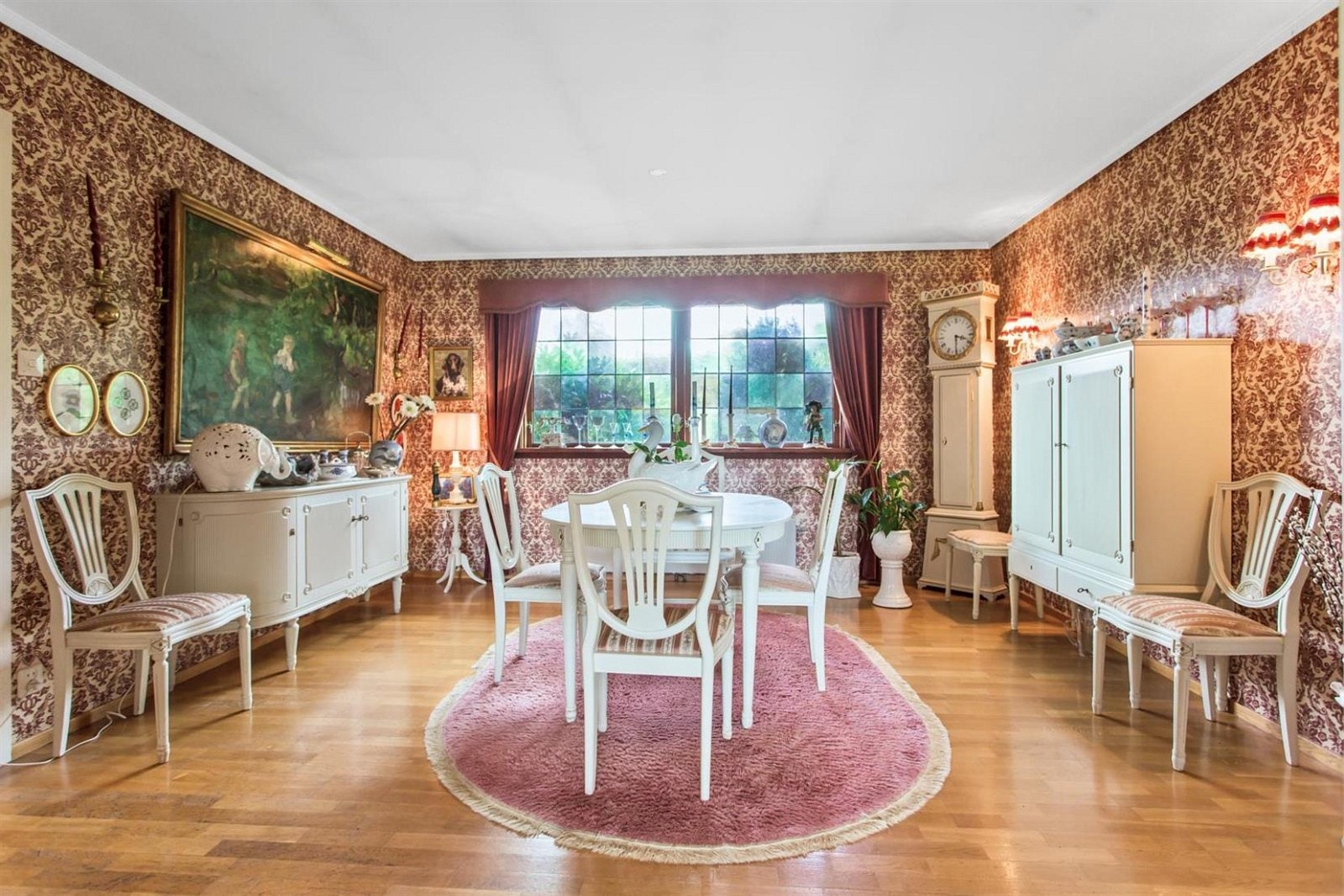 Boligen har flere praktfulle stuer - en hovedstue, en vinterhage, en spisestue og en tv-stue i første etasje, samt to kjellerstuer i underetasjen Galleribilde