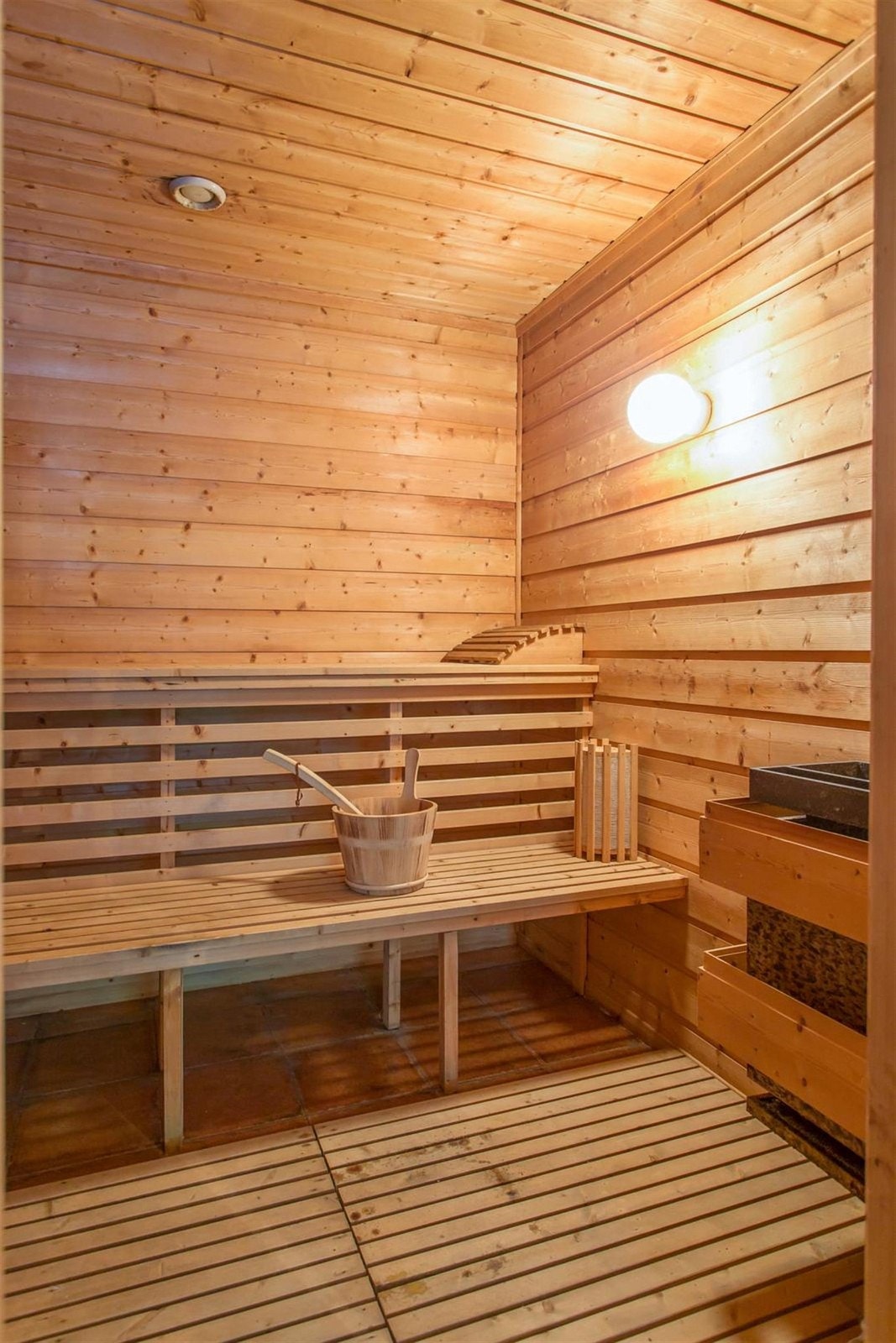 Badstu og dusjrom ligger i tilknytning til det store rommet med badebasseng. Galleribilde