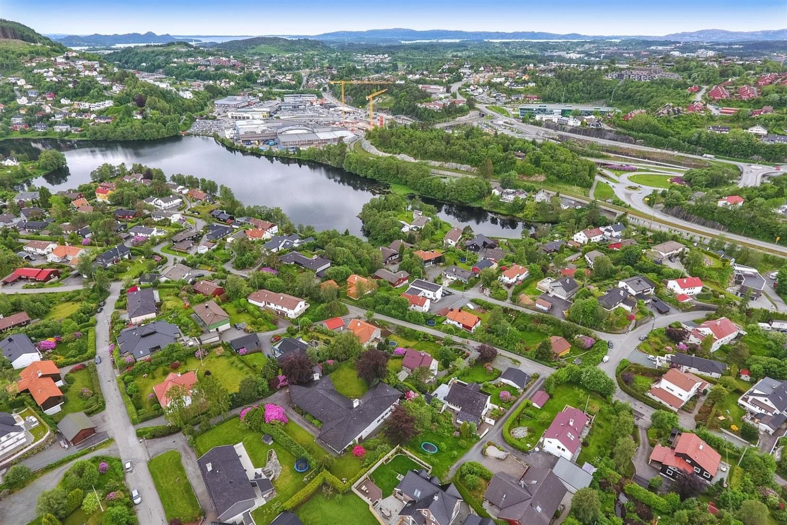Området har nærhet til skoler, barnehager, fritidstilbud, buss og bybane, samt et rikt utvalg av butikker og servicetilbud. Galleribilde