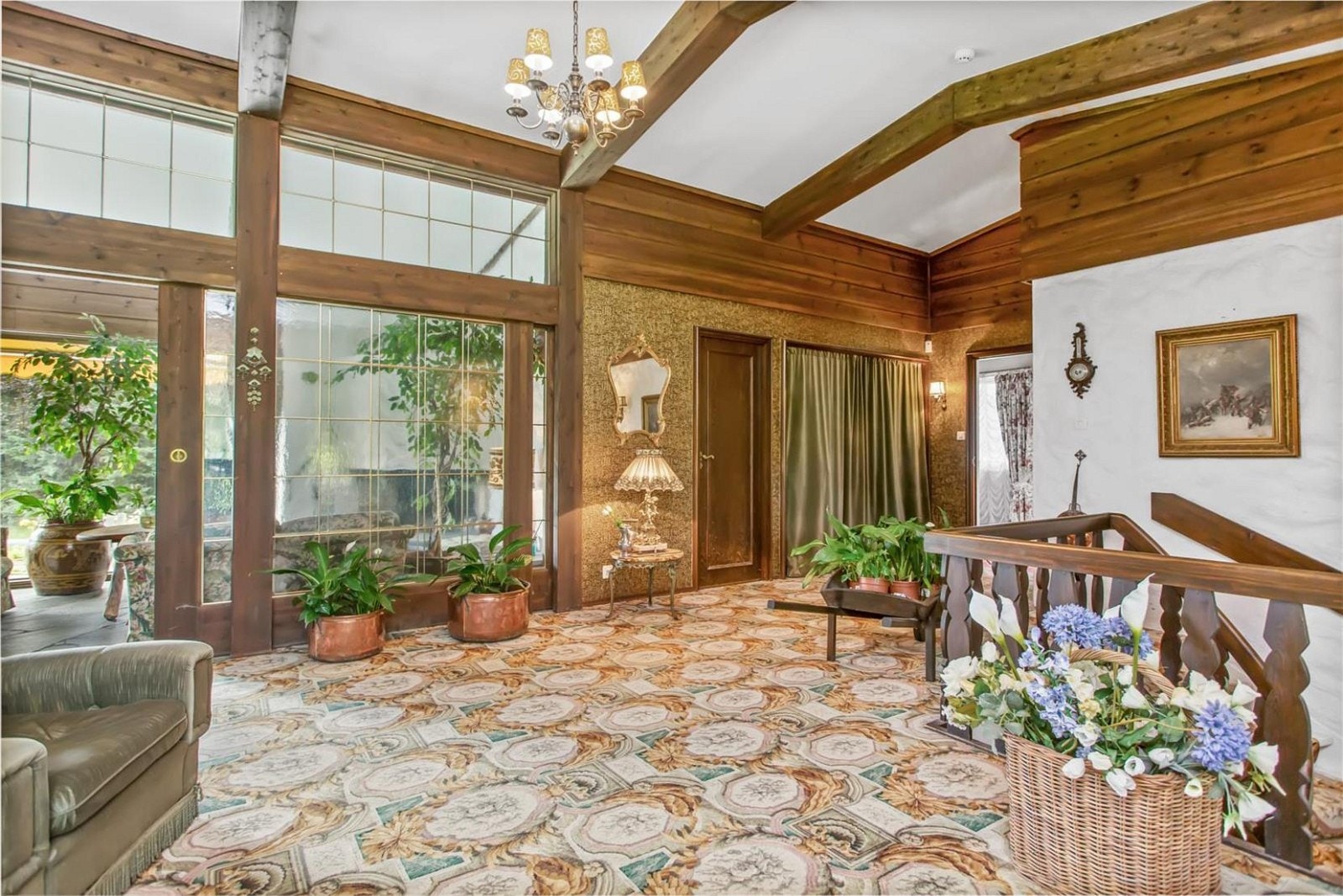 Under byggingen ble materialene plukket fra øverste hylle, med utstrakt bruk av mønstrede tapeter, tykke gulvtepper, rustikke bygningselementer og prangende detaljer. Galleribilde