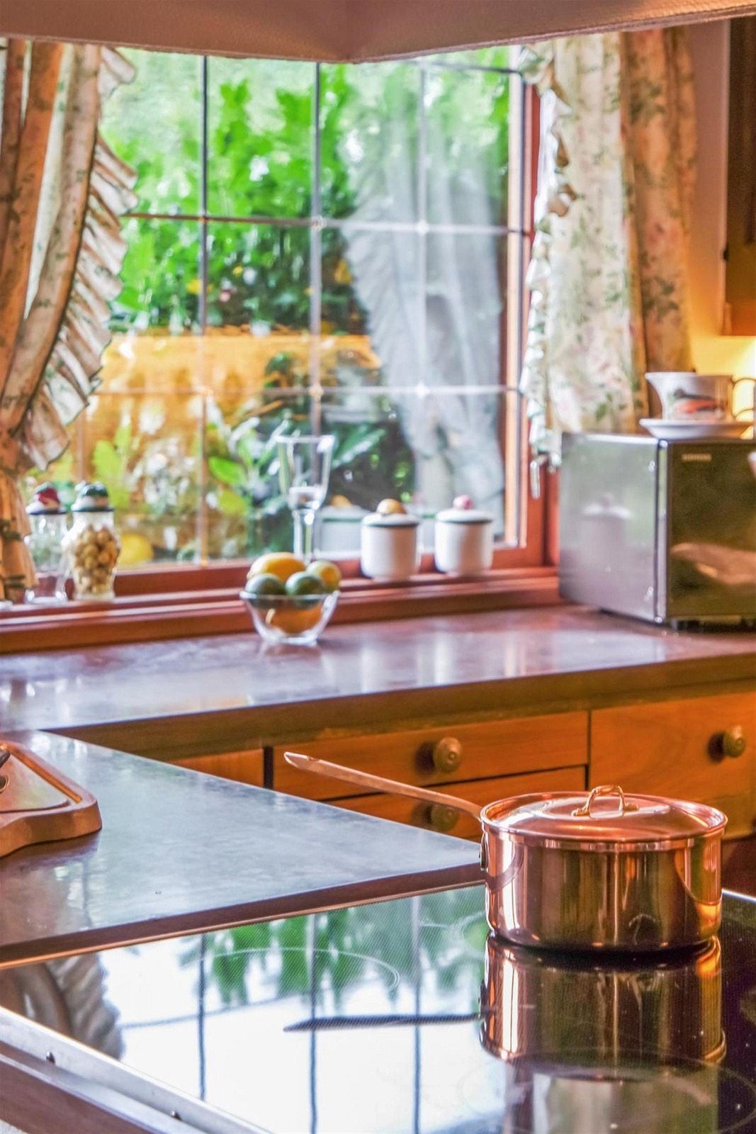 Kjøkkenet er romslig med lun atmosfære og rustikk sjarm Galleribilde