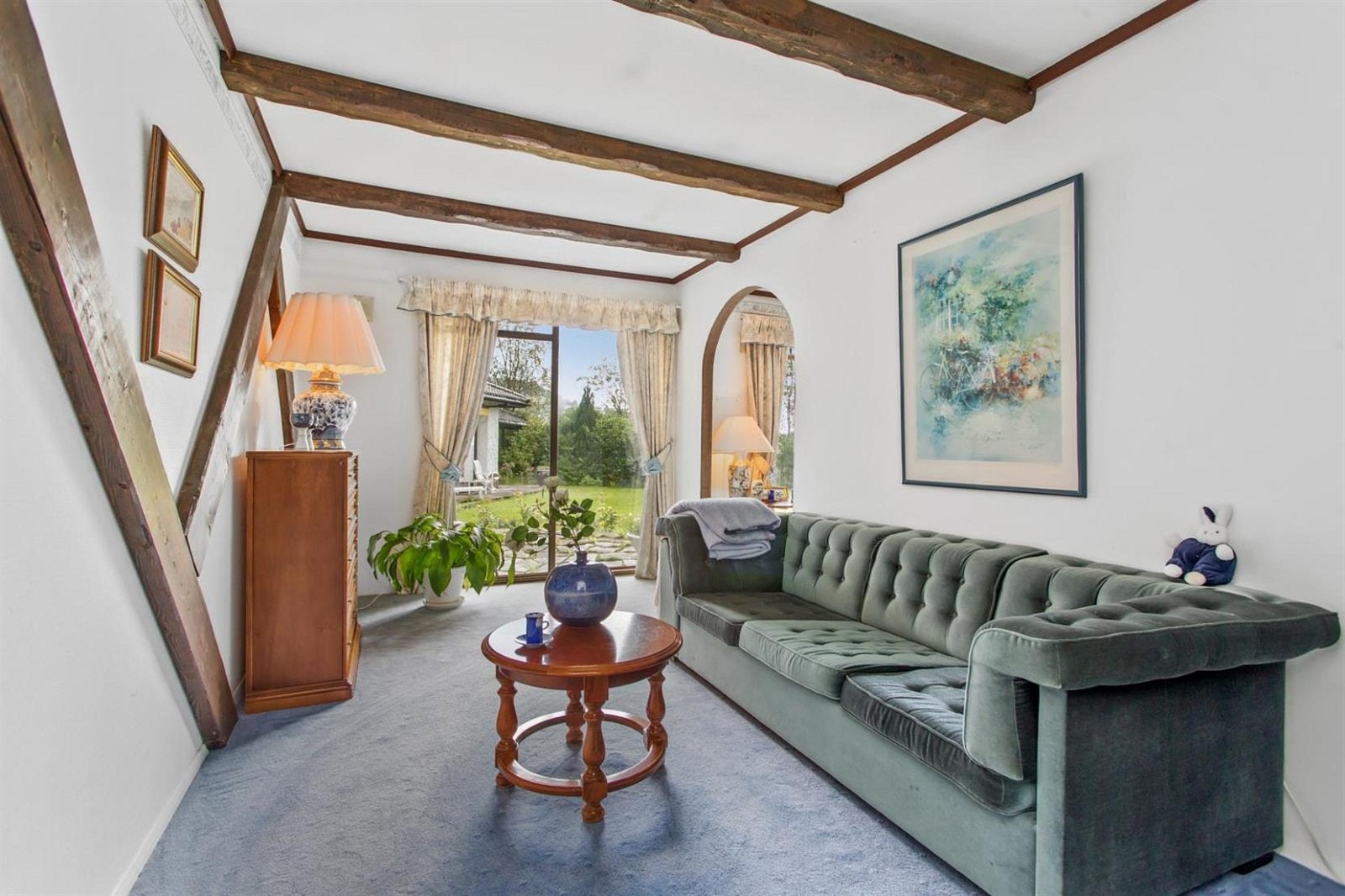 Eneboligen har fire store soverom, alle plassert i første etasje. Ett av soverommene er dobbel, og kan med meget enkle grep settes tilbake til opprinnelig stand. Dvs 5 soverom. Galleribilde