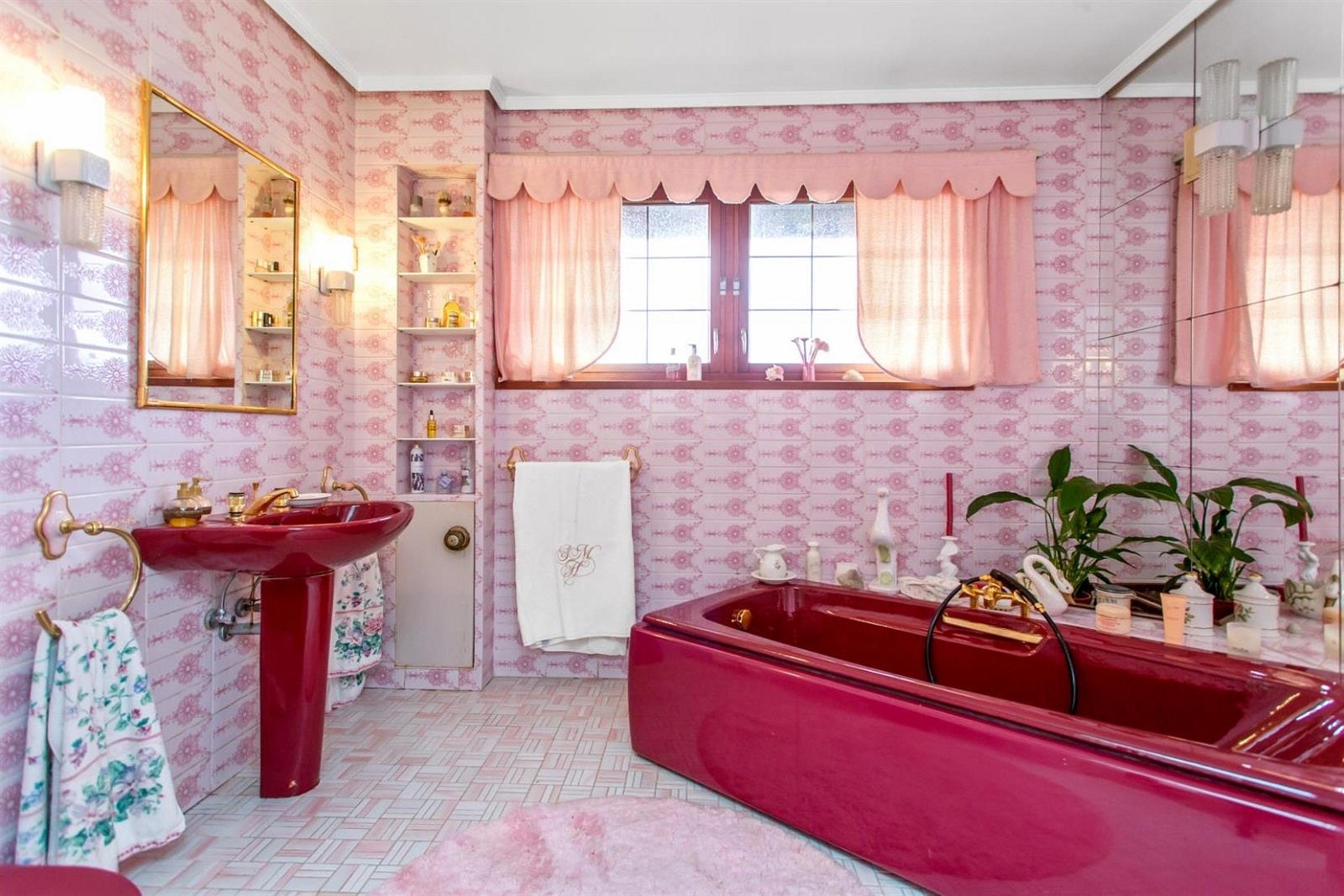 Boligen rommer 2 bad/wc, 2 wc, og dusjrom tilhørende basseng. Galleribilde