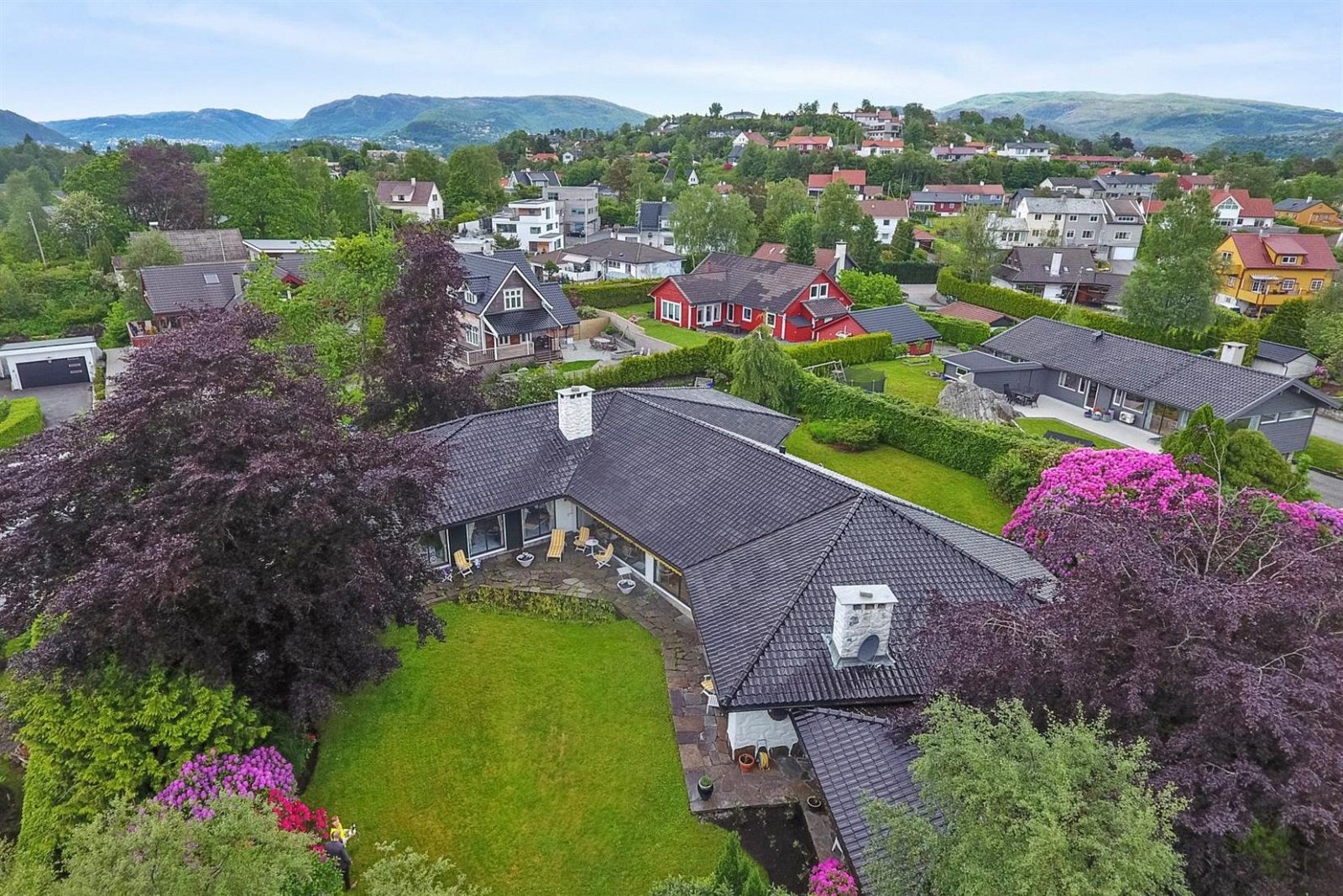 Eiendommen har en sentral og attraktiv beliggenhet i et veletablert villaområde på Skjold, i bydel Fana i Bergen. Galleribilde