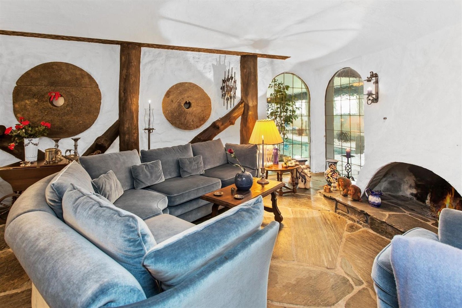 Peisestuen i underetasjen er helt unik og byr på en lun sjarm av de helt sjeldne. Her finnes en egendesignet gruepeis, buevinduer og flotte innfelte granstokker i hvitmalt murvegg Galleribilde