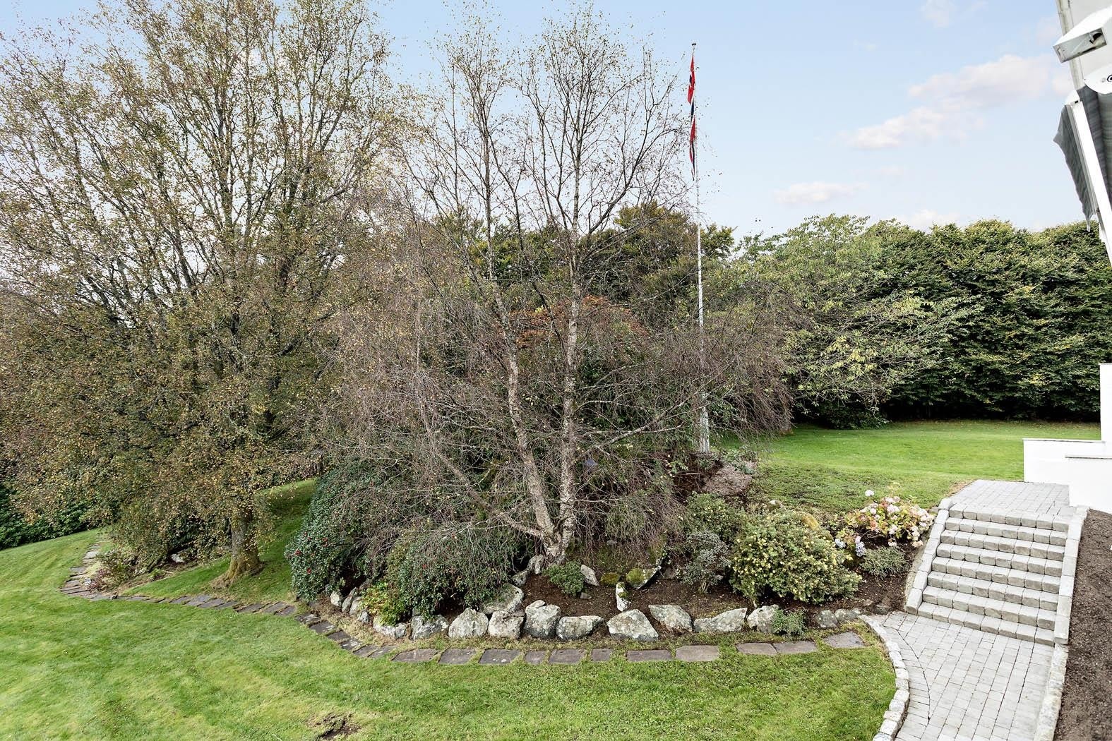 Variert beplantning med blant annet bøketræt og rhododendron. Galleribilde