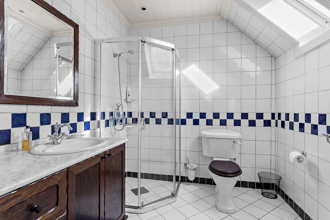 Helfliset bad, utstyrt med dusjhjørne, servant og wc Galleribilde