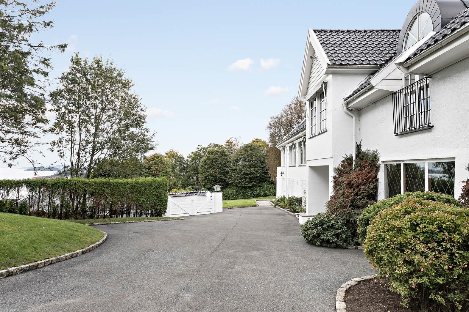 God plass til flere biler på tomten Galleribilde