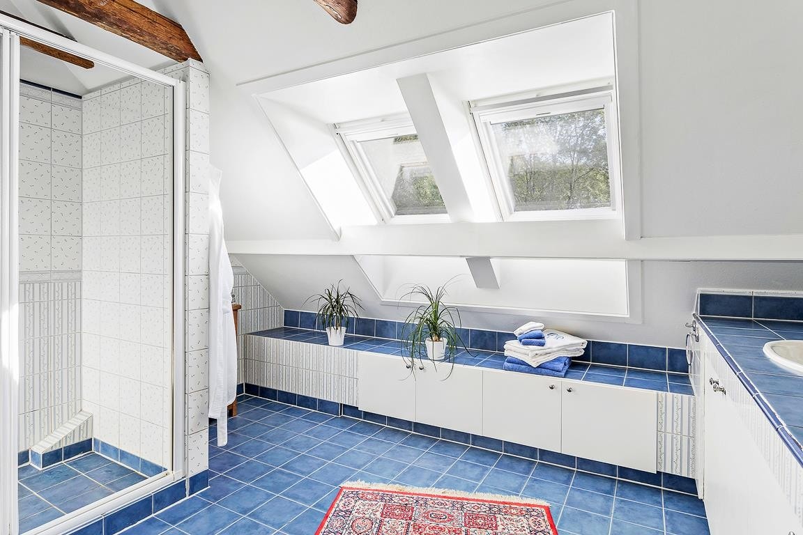 ...privat helfliset bad med dusj i nisje, to servanter og wc Galleribilde