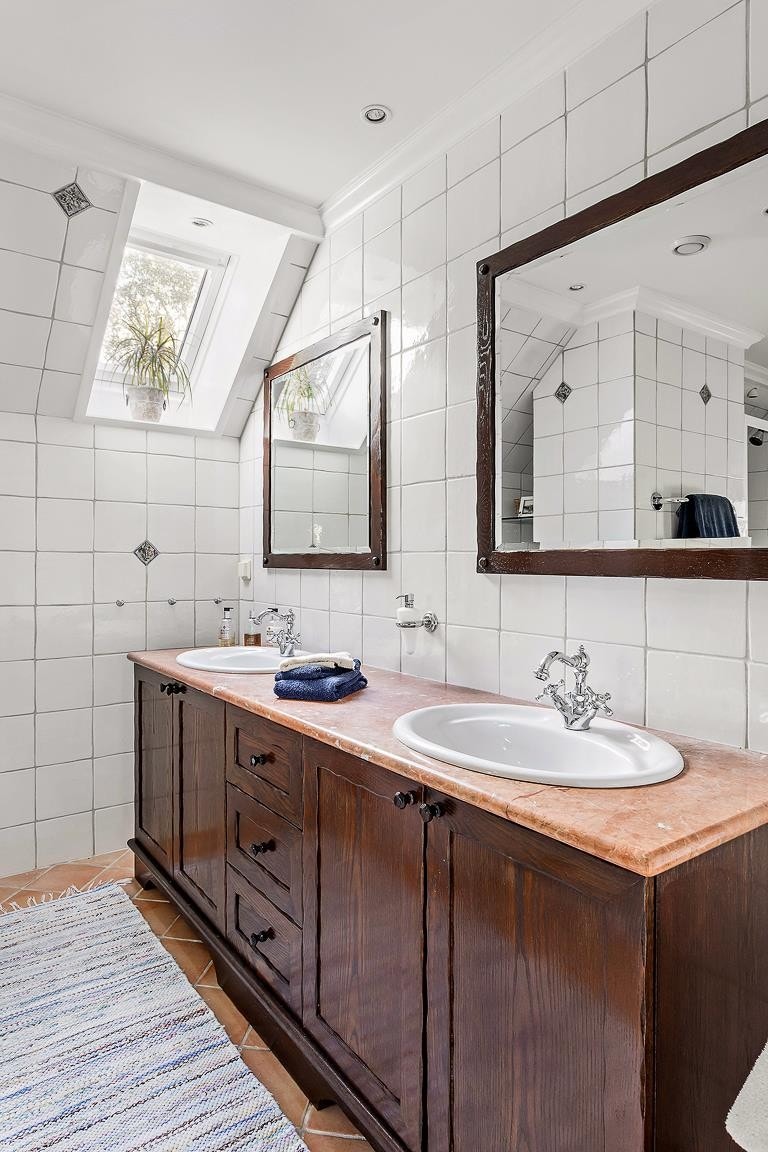 Utstyrt med dusj i nisje, to servanter, wc og bede Galleribilde