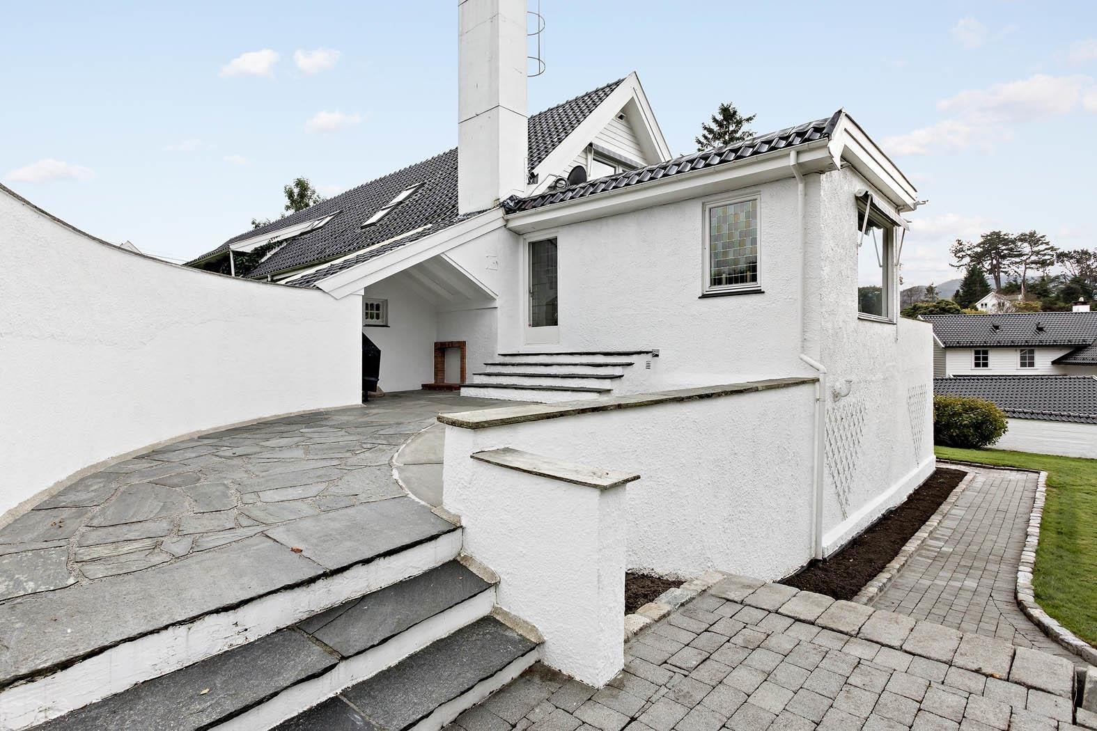 Flott hellelagt grillplass/terrasse som er delvis overbygget Galleribilde