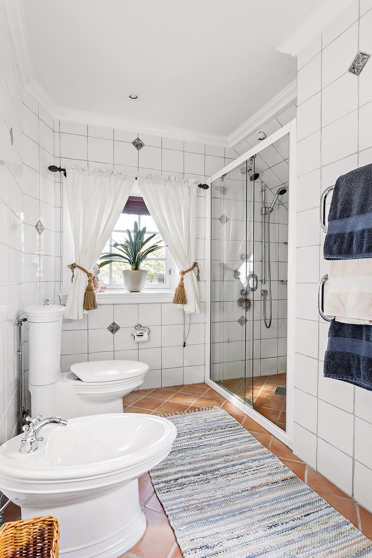 Helfliset bad i tilknytning til barnerommene Galleribilde