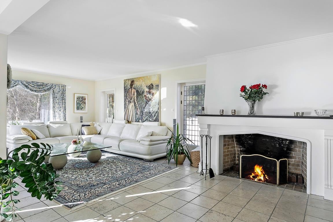 Åpen peis for kalde dager. Utgang til hellelagt grillplass/terrasse Galleribilde