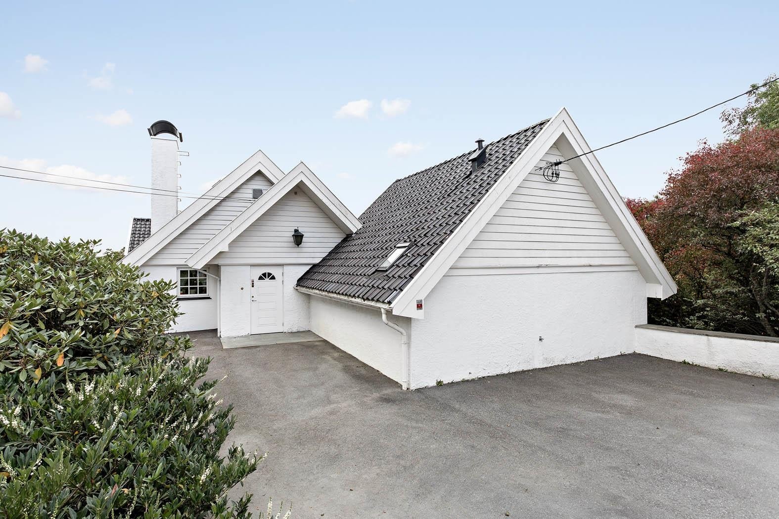 Fasade fra Fanavegen - den gamle stallen er omgjort til en leilighet Galleribilde