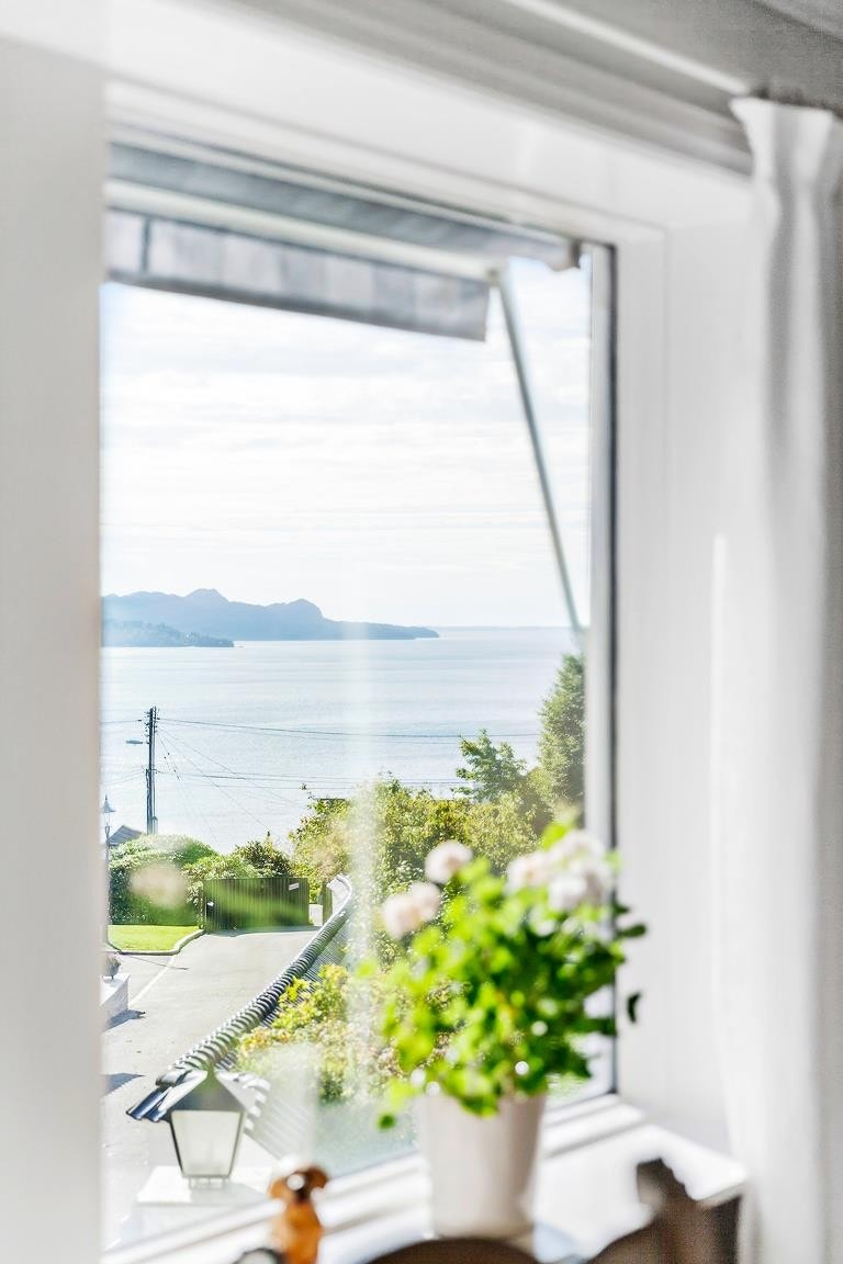 La øynene hvile på Fanafjorden når du spiller musikk fra Bose-anlegget som er innebygget i taket Galleribilde