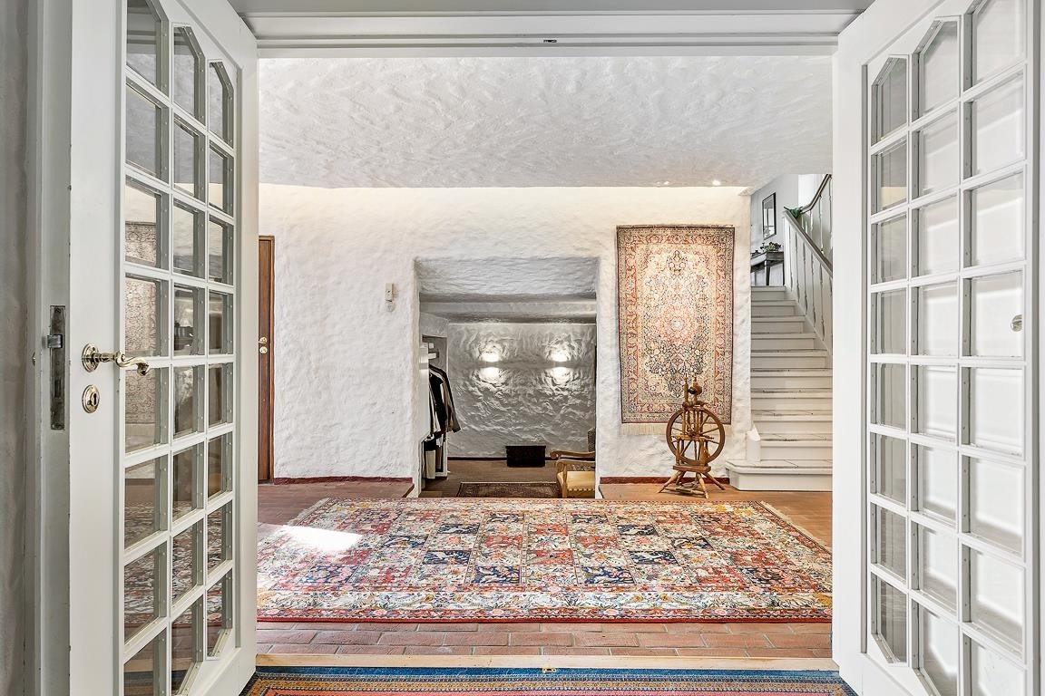 Hallen er romslig og er godt tilrettelagt for oppbevaring av hverdagens jakker og sko Galleribilde