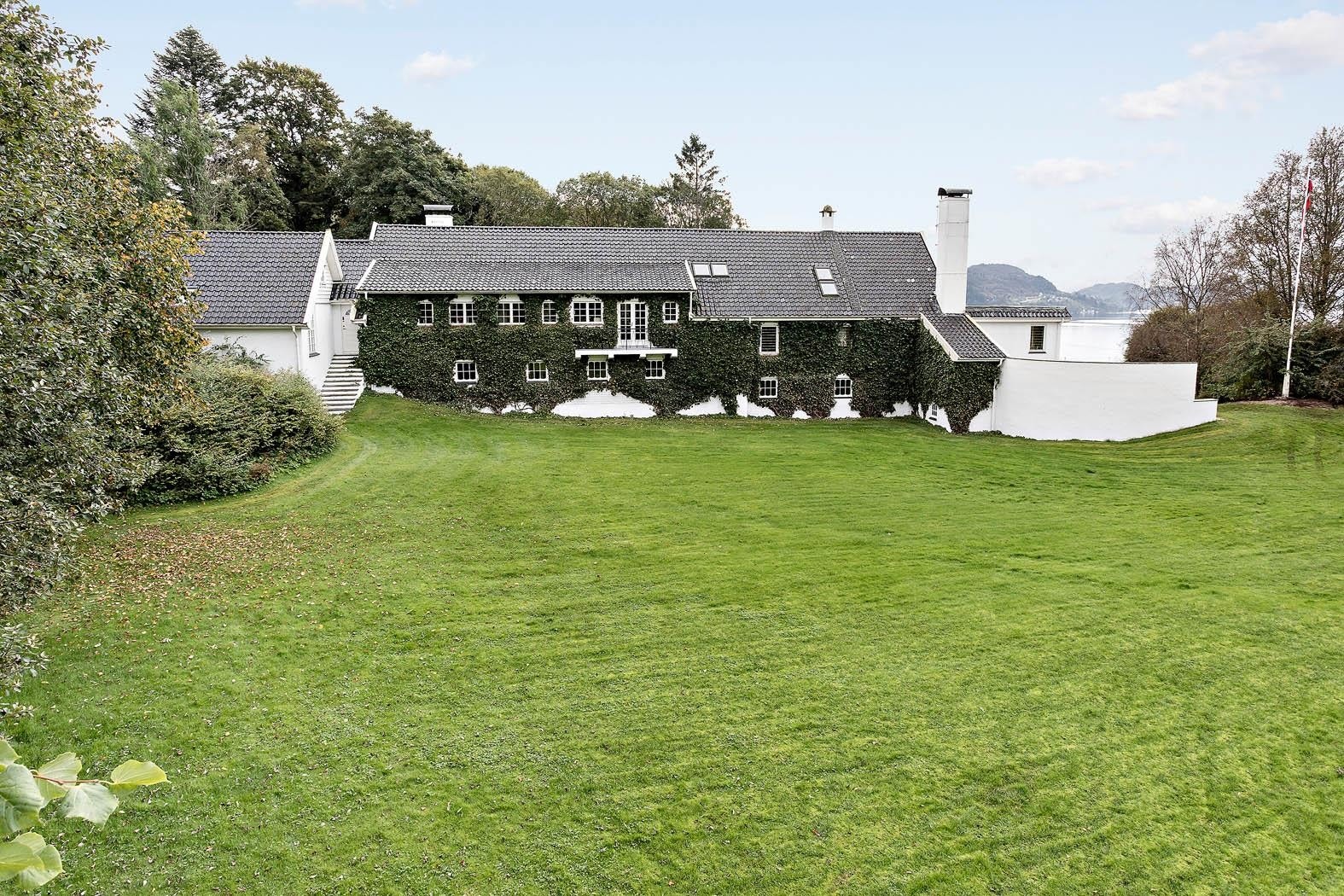 Parkmessig opparbeidet tomt på 5.760 kvm. Galleribilde