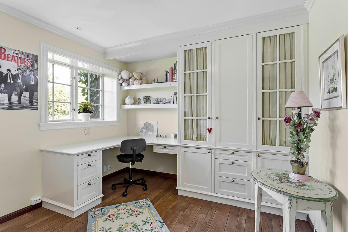 På barnerommene er det plassbygget skrivepult, skap og oppbevaringsmøbler Galleribilde