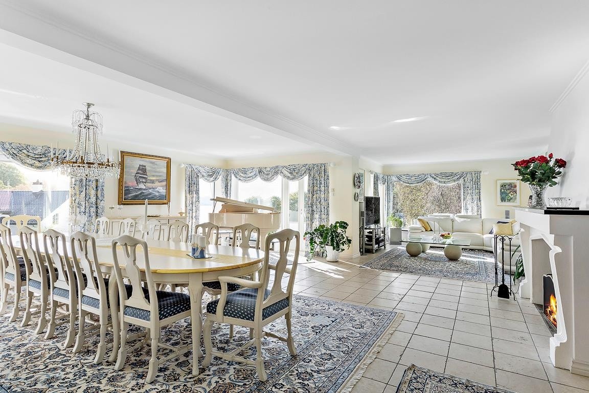 Romslig stue med godt lysinnslipp og flere innredningsmuligheter Galleribilde