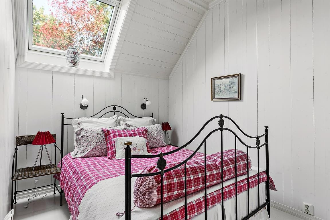 Trivelig soverom med takvindu Galleribilde