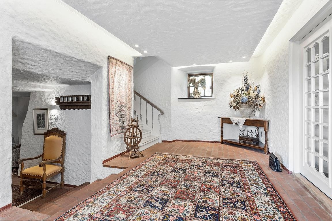 Veggene i hallen og kjellerstuen er "munkepusset" og malt Galleribilde