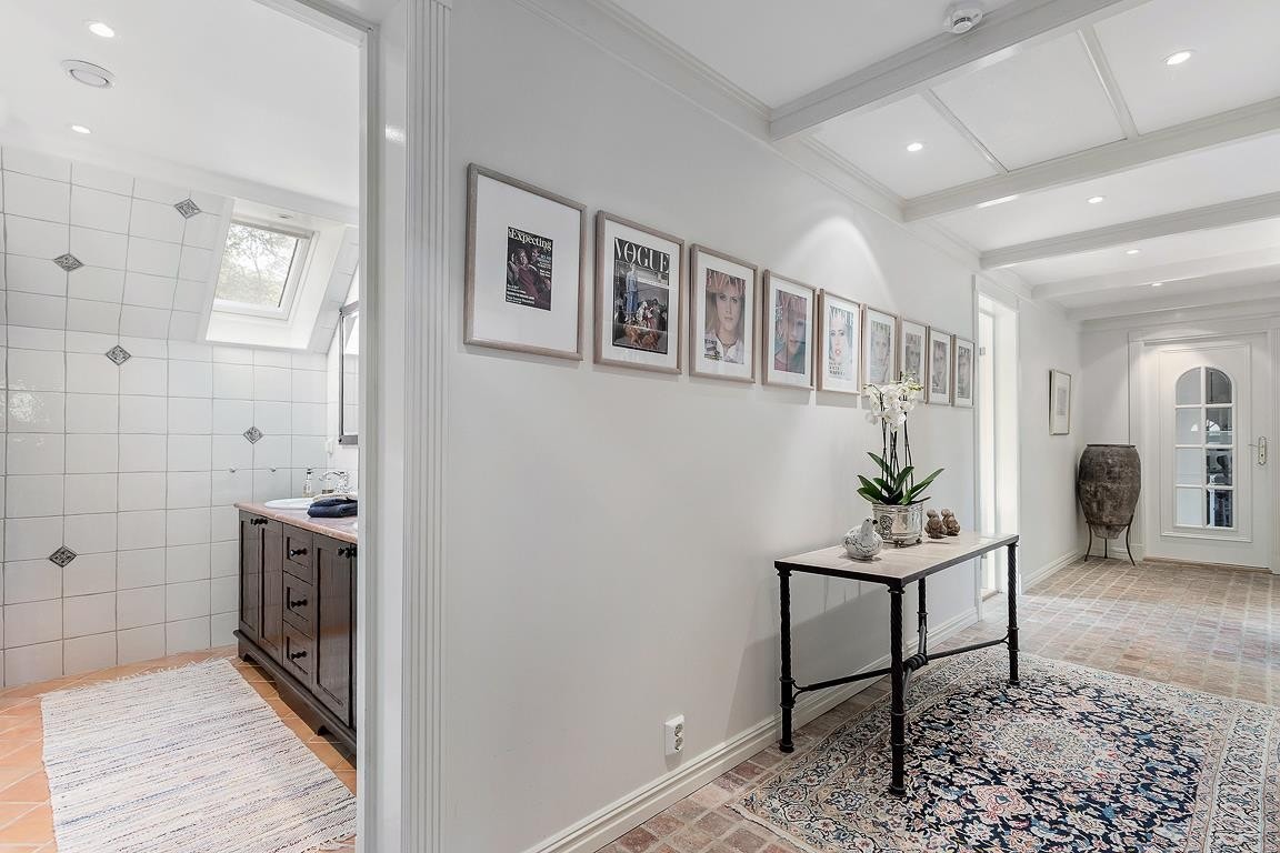 Det er utstrakt bruk av spotter i taket - her fra soveromsfløyen Galleribilde