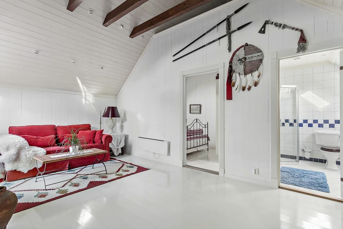 Den gamle stallen som vender mot Fanavegen er omgjort til en leilighet - ypperlig for besøkende eller au-pair Galleribilde