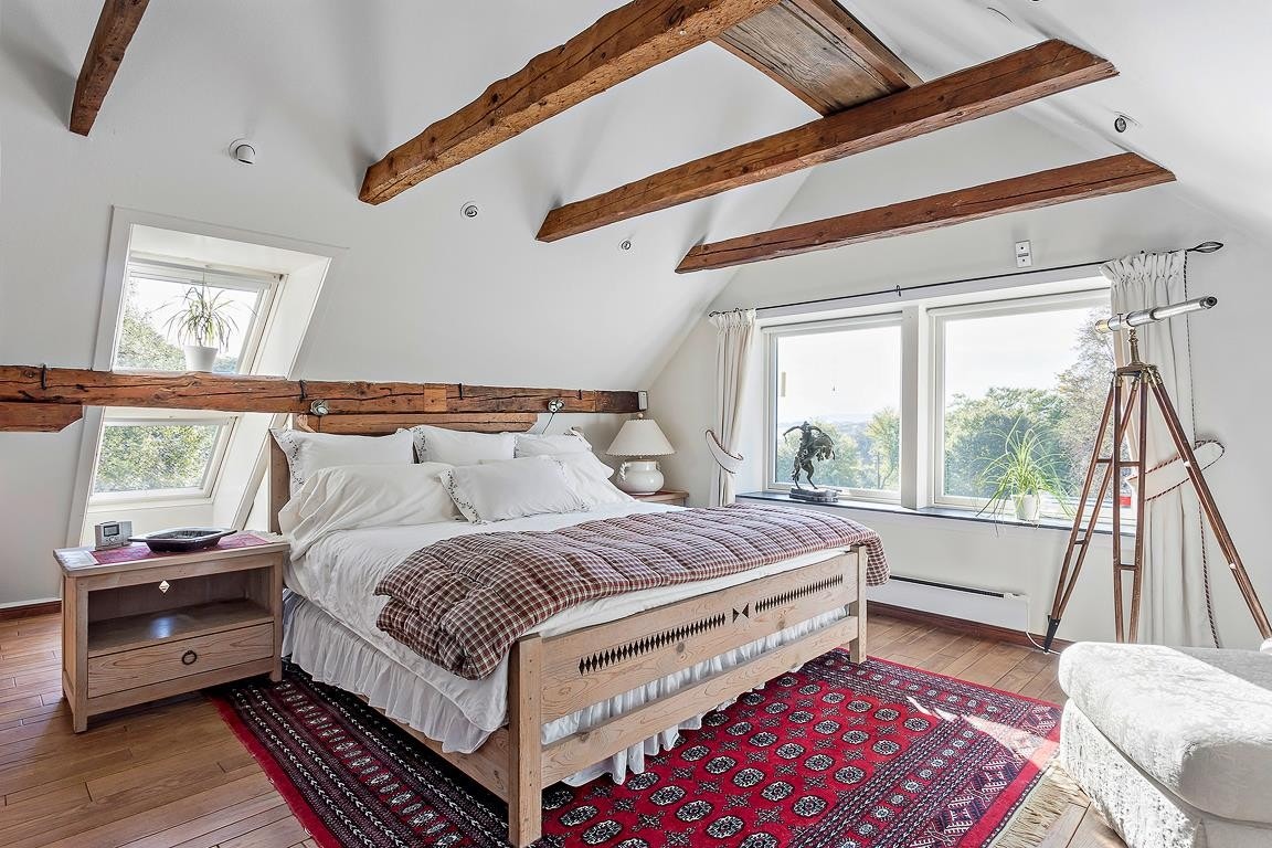 Toppetasjen er en privat suite med soverom, walk-in-garderobe og... Galleribilde