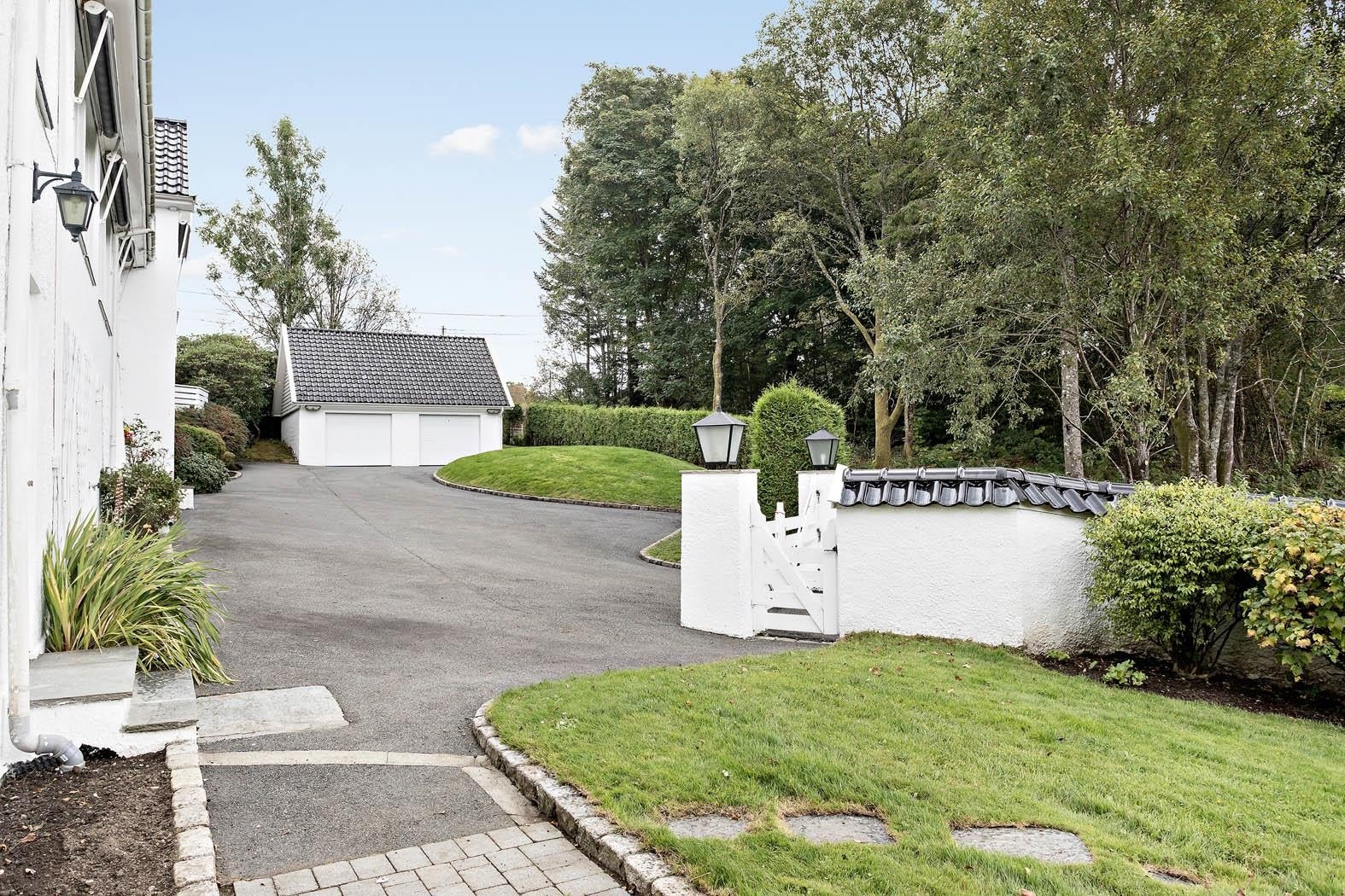 Privat innkjørsel med port og dobbel garasje Galleribilde